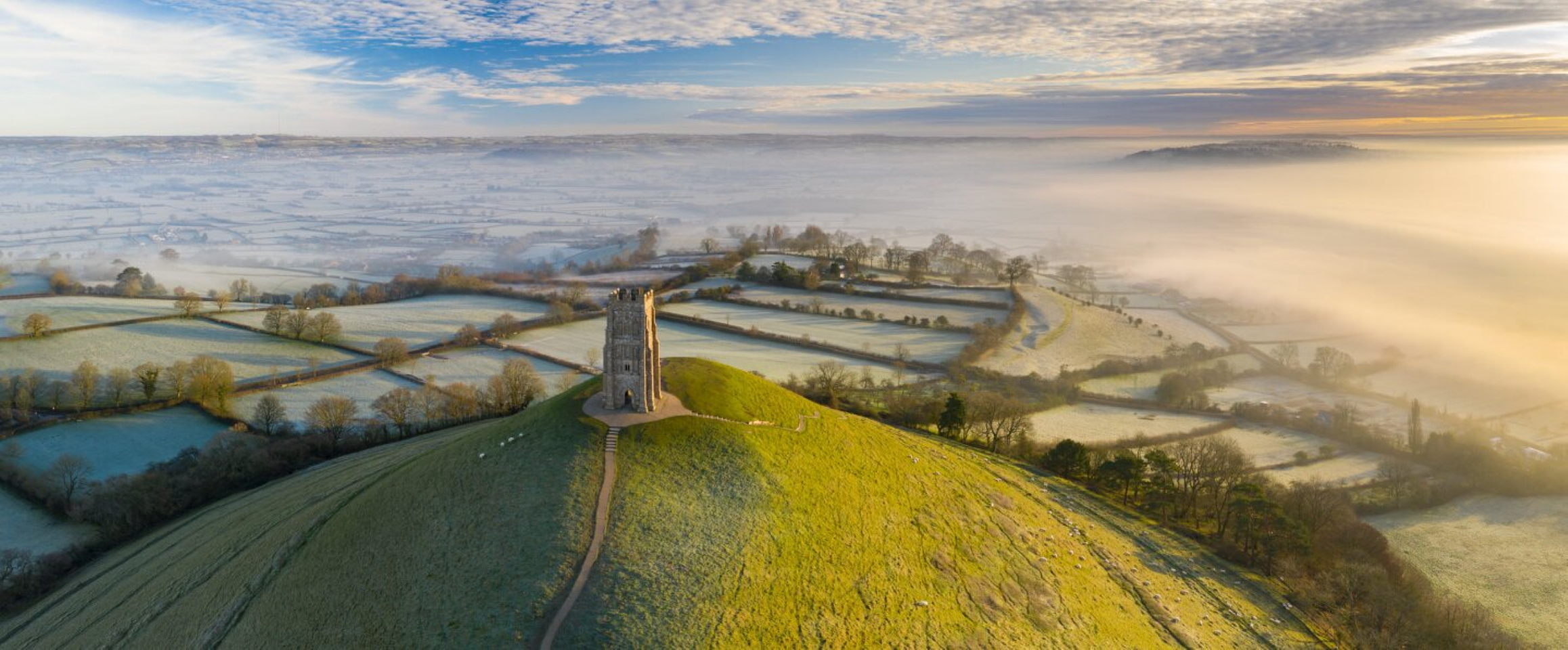 В финальном списке. Морозное зимнее утро на холме Гластонбери-Тор, графство Сомерсет, Англия. Зима (январь) 2020. Фото: Adam Burton