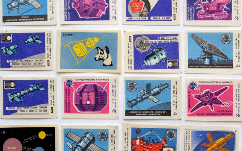 Выставка «Космос в спичечном коробке» впервые наиболее полно представляет коллекцию филумении, хранящуюся в Музее космонавтики и посвящённую освоению космического пространства.