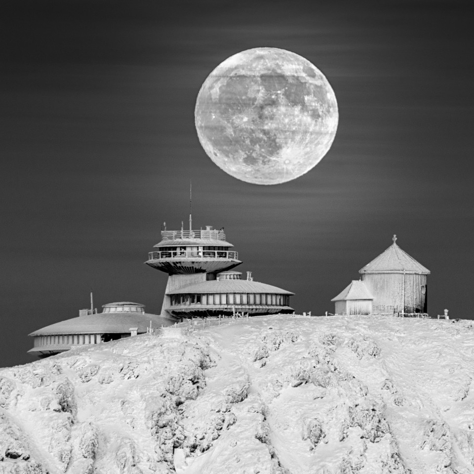 "Лунная база". На этой фотографии изображена полная луна над самой высокой вершиной горного массива Крконоше, горой Снежкой. Фото: Daniel Koszela