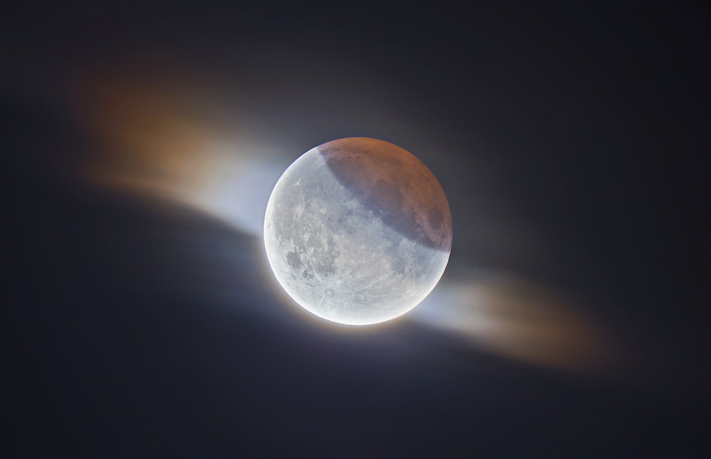 "Частичное лунное затмение с облаками". Во время частичного лунного затмения 2019 года фотографу удалось запечатлеть этот фантастический снимок Луны, когда перед ней пролетало небольшое облако. Фото: Ethan Roberts