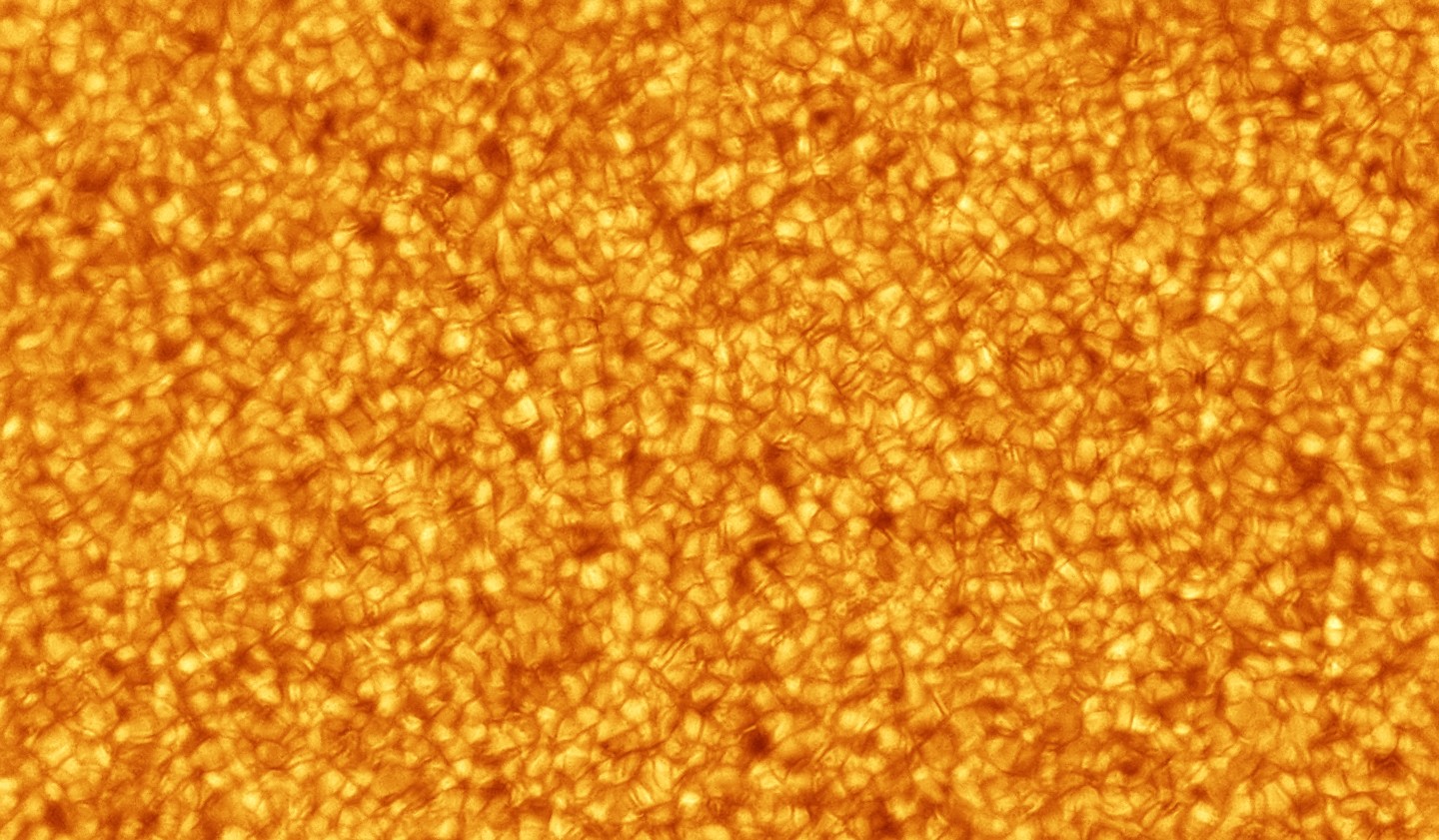 "Жидкое солнце". Солнечный минимум можно рассматривать как спокойное Солнце и считать тусклым в белом свете, но если вы внимательно посмотрите на мелкомасштабную структуру, поверхность изобилует движением. Фото: Alexandra Hart