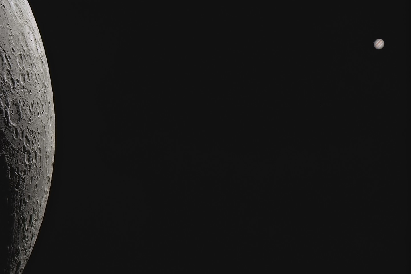 "Пространство между нами ...". На этом изображении показано действительно близкое совпадение Луны и Юпитера, которое произошло 31 октября 2019 года. Фото: Łukasz Sujka