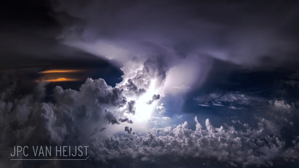 Молния на расстоянии, заснятая авиапилотом Christiaan van Heijst. Фото: JPC van Heijst