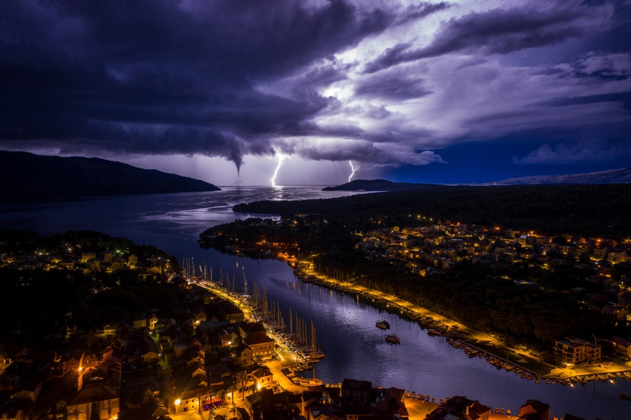 Рекомендовано - Природа. "Дикая ночь на Адриатике". (Остров Хвар в Адриатическом море, Хорватия). Фото:  © Miroslav Zadravec / Drone Photo Awards 2021