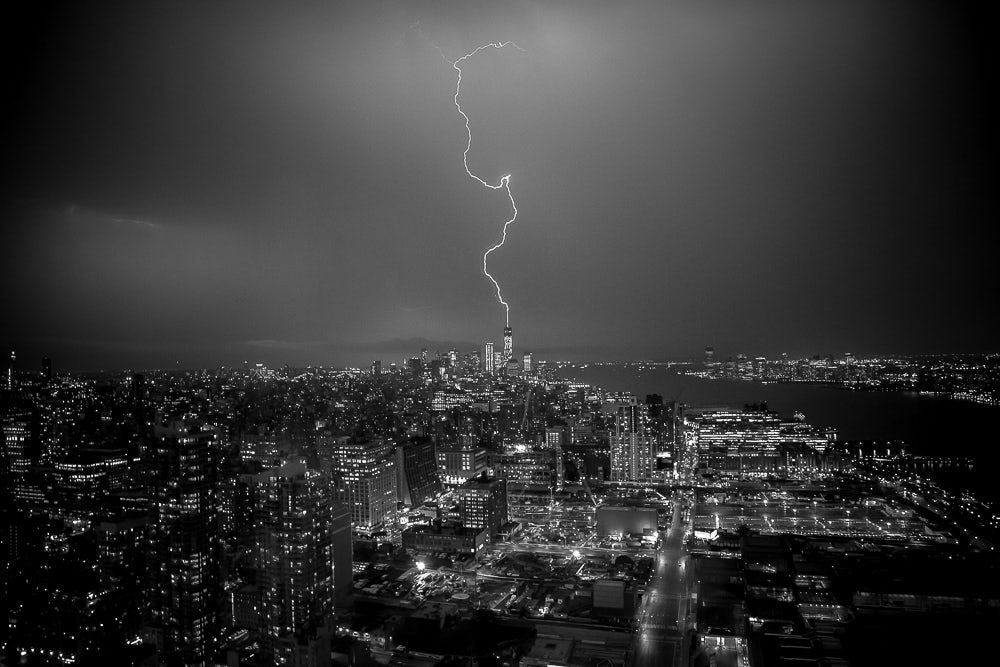 Удар молнии в Башню Свободы в Нью-Йорке. Фото: Margo Russell / Fine Art Photography Awards