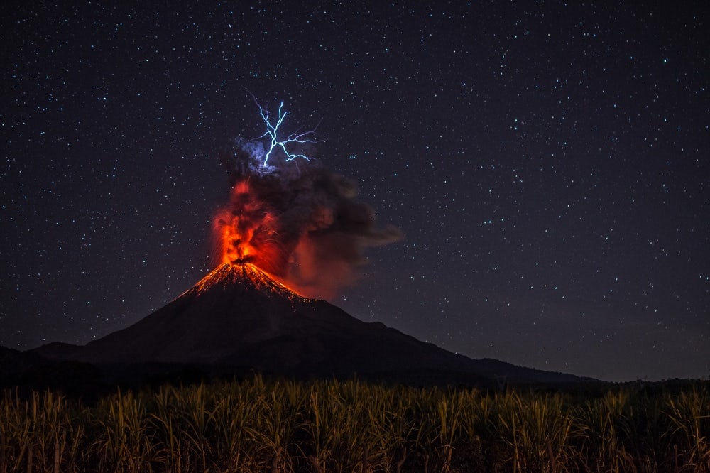 Молния, вызванная извержением вулкана в Колима, Мексика. Фото: Hernando Rivera Cervantes / Fine Art Photography Awards