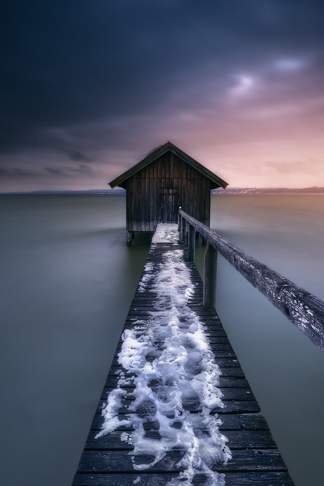 Сарай для лодок на озере Аммерзее в Германии. Фото: Manuel Martin / Fine Art Photography Awards