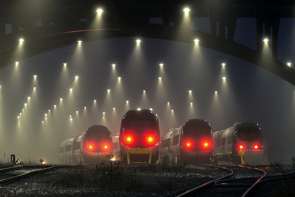 Поезда в туманную ночь. Фото: Michael Knudsen / Fine Art Photography Awards