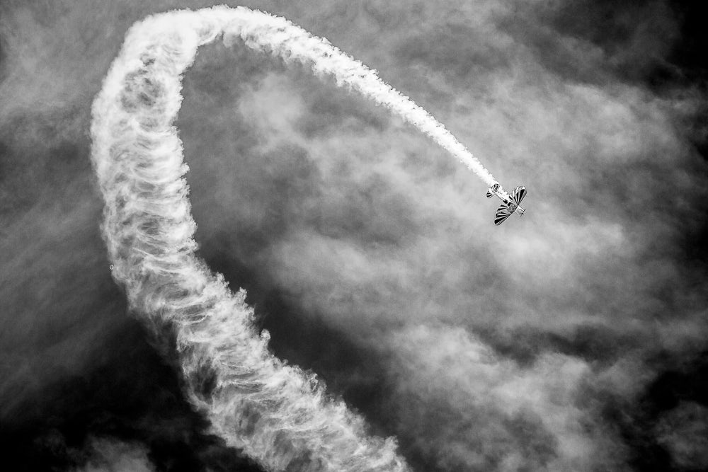 Исследование следов выступления авиации. Фото: Yancho Sabev / Fine Art Photography Awards