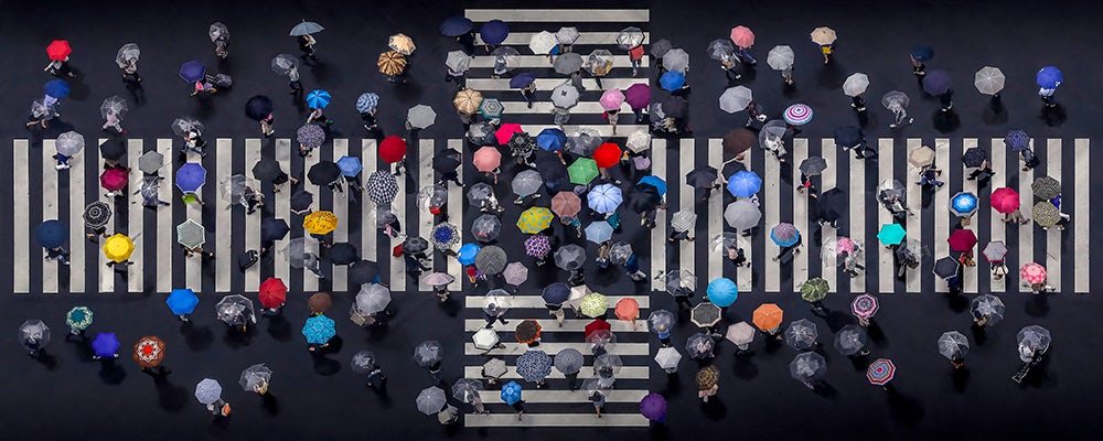 Зонтики пересекают улицу в Японии в 2018 году. Фото: Daniel Bonte / Fine Art Photography Awards
