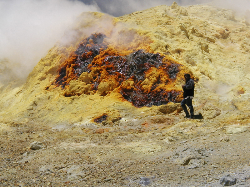 На вулкане Lastarria сера окружает дымящиеся отверстия.