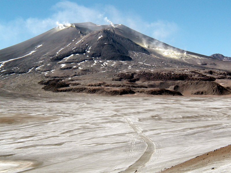 Вулкан Lastarria  в Чили является одним из немногих мест на Земле, где расплавленная сера свободно течет.