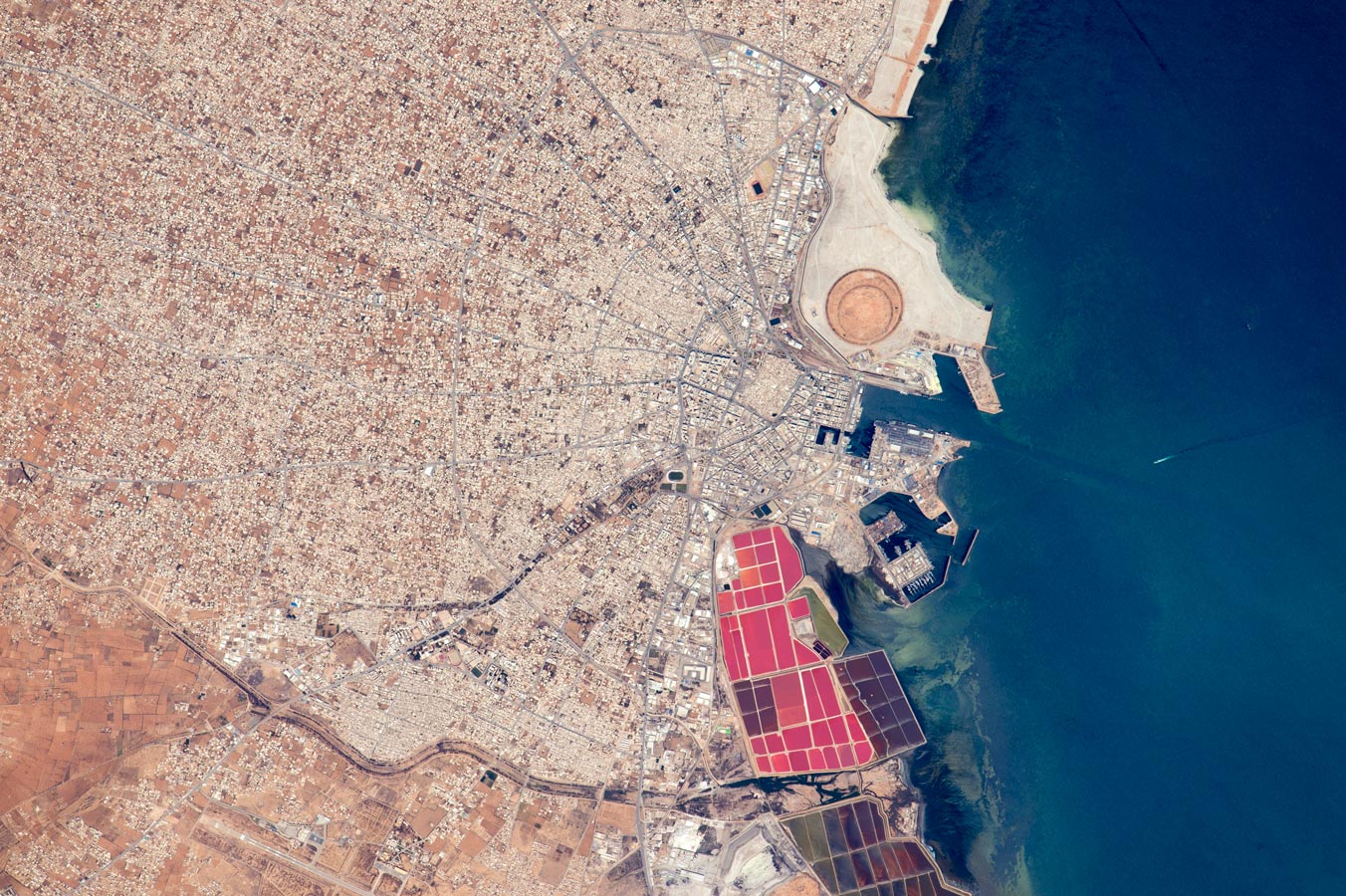 Второй город по величине населения и крупный порт Сфакс в Тунисе.