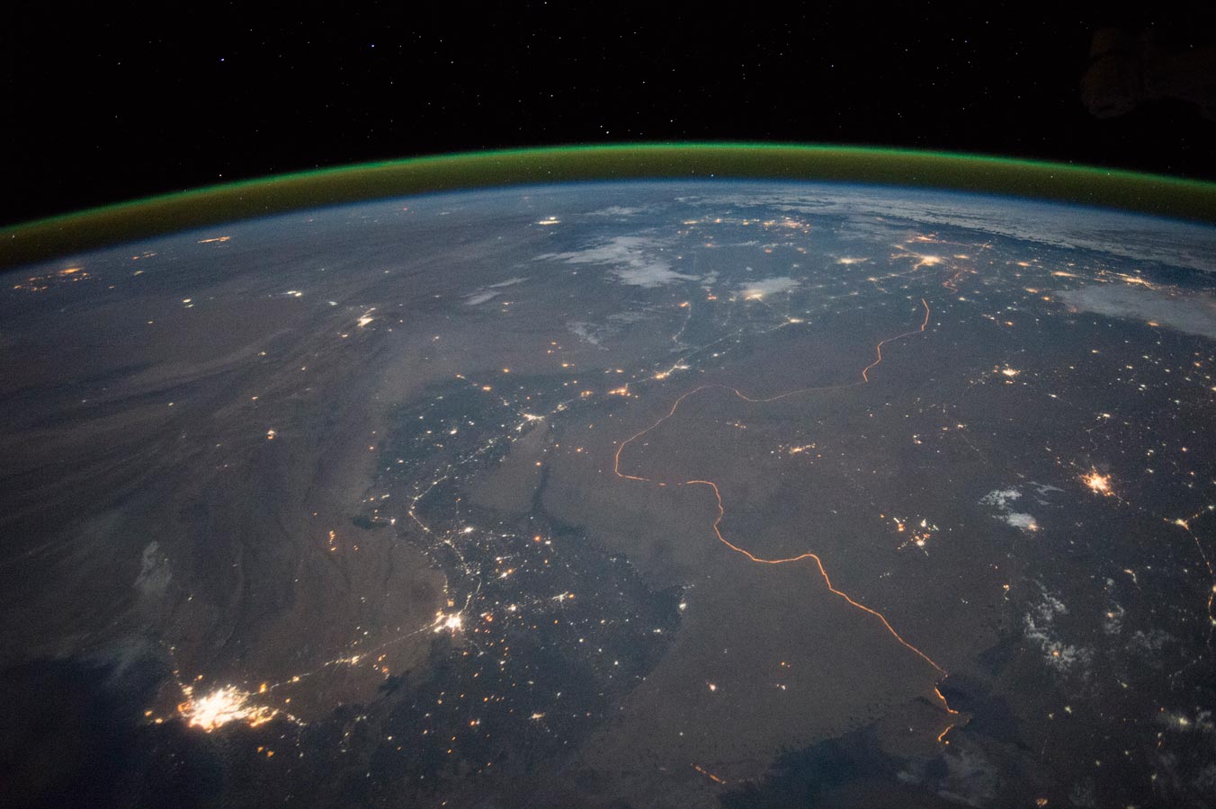 Подсвеченная огнями Индийско-Пакистанская граница вдоль реки Инд. Эта фотография показывает одно из немногих мест на Земле, где межгосударственная граница может быть видна даже из космоса с МКС в ночное время. Такой эффект получается из-за зажженных огней безопасности с ярко-оранжевым оттенком вдоль всей границы.