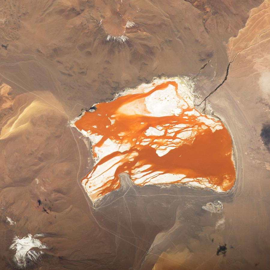 Минеральное озеро Лагуна-Колорадо в Андах в Боливии. Двухцветное 10-километровое озеро с красно-коричневым оттенком воды расположено в национальном заповеднике Эдуардо-Авароа в Боливии. Такая удивительная и неповторимая расцветка получилась в результате пигментации некоторых водорослей, прорастающих в соленой воде озера. Но озеро иногда зеленое, потому что разные фазы водорослей имеют различные цвета, тип которых определяется изменением солености и температуры воды.