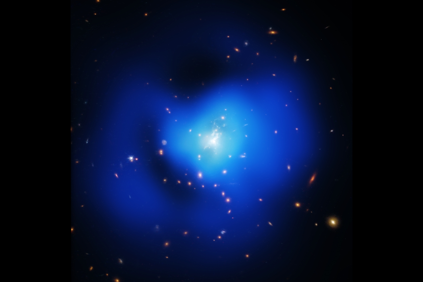 Свежий взгляд на экстраординарный кластер галактик. Галактические кластеры часто описываются превосходными степенями. В конце концов, это огромные конгломераты галактик, горячего газа и темной материи и представляют собой самые большие структуры во Вселенной, удерживаемые вместе гравитацией.