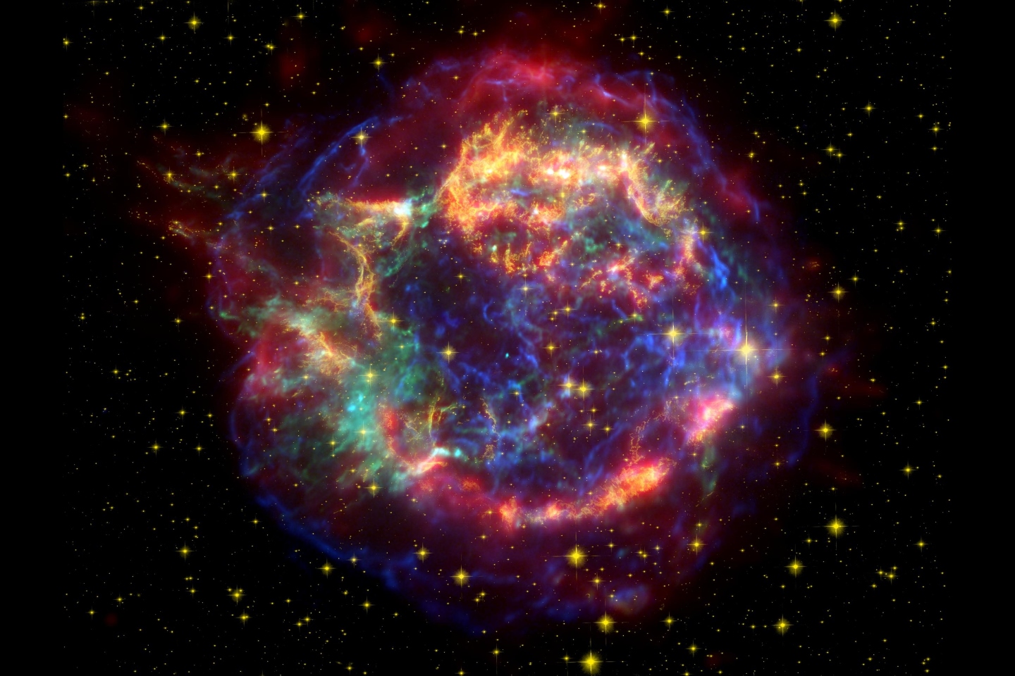 Неверное цветное изображение Кассиопеи А, состоящее из данных космических телескопов Спитцера и Хаббла и рентгеновской обсерватории Чандра.