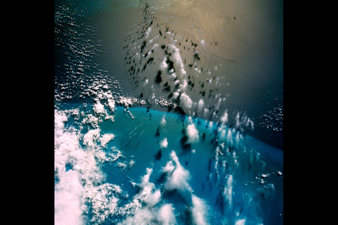 Эта фотография Флоридского пролива и Гранд-Багамского отмели была сделана во время миссии американского пилотируемого космический корабля «Джемини-4» в 1965 году. Команда провела научные эксперименты, в том числе фотографирование 70-миллиметровой камерой «Hasselblad» облаков и земной поверхности под кораблём.