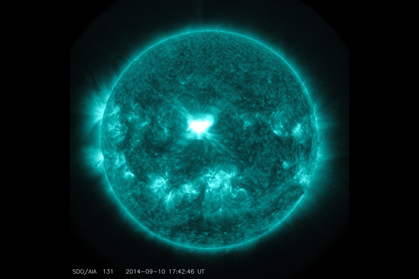 Солнечной вспышка класса X1.6 в середине солнца на этом снимке, сделанном 10 сентября Обсерваторией Солнечной Динамики НАСА (SDO).