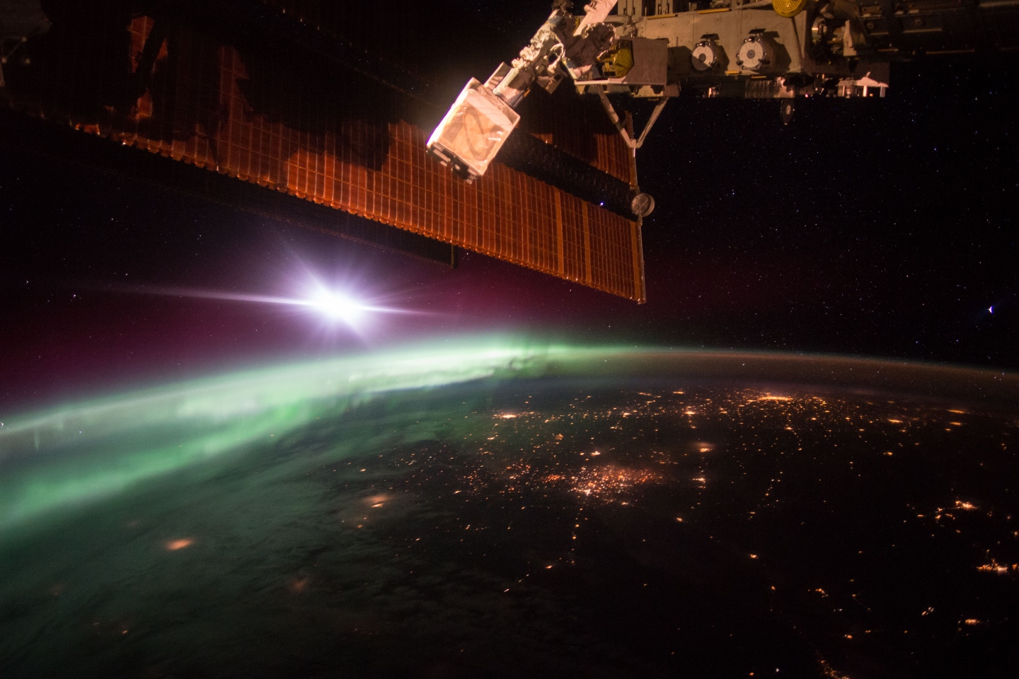 Космонавт НАСА Скотт Келли сделал эту фотографию зеленых огней полярного сияния с Международной космической станции.