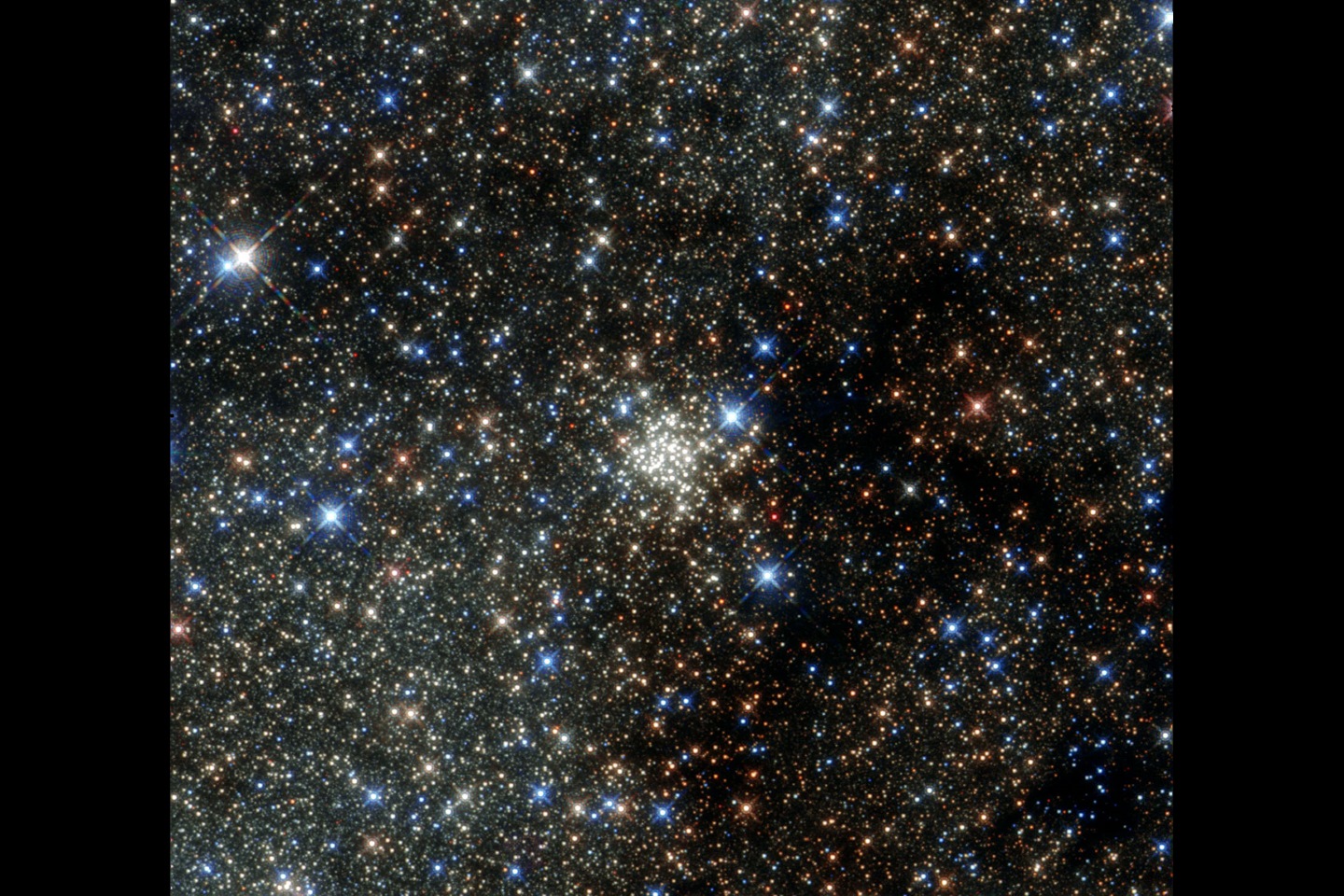 Это изображение космического телескопа НАСА «Хаббл» представляет собой снимок Скопления Арки, самый плотный известный звездный кластер в Млечном Пути.