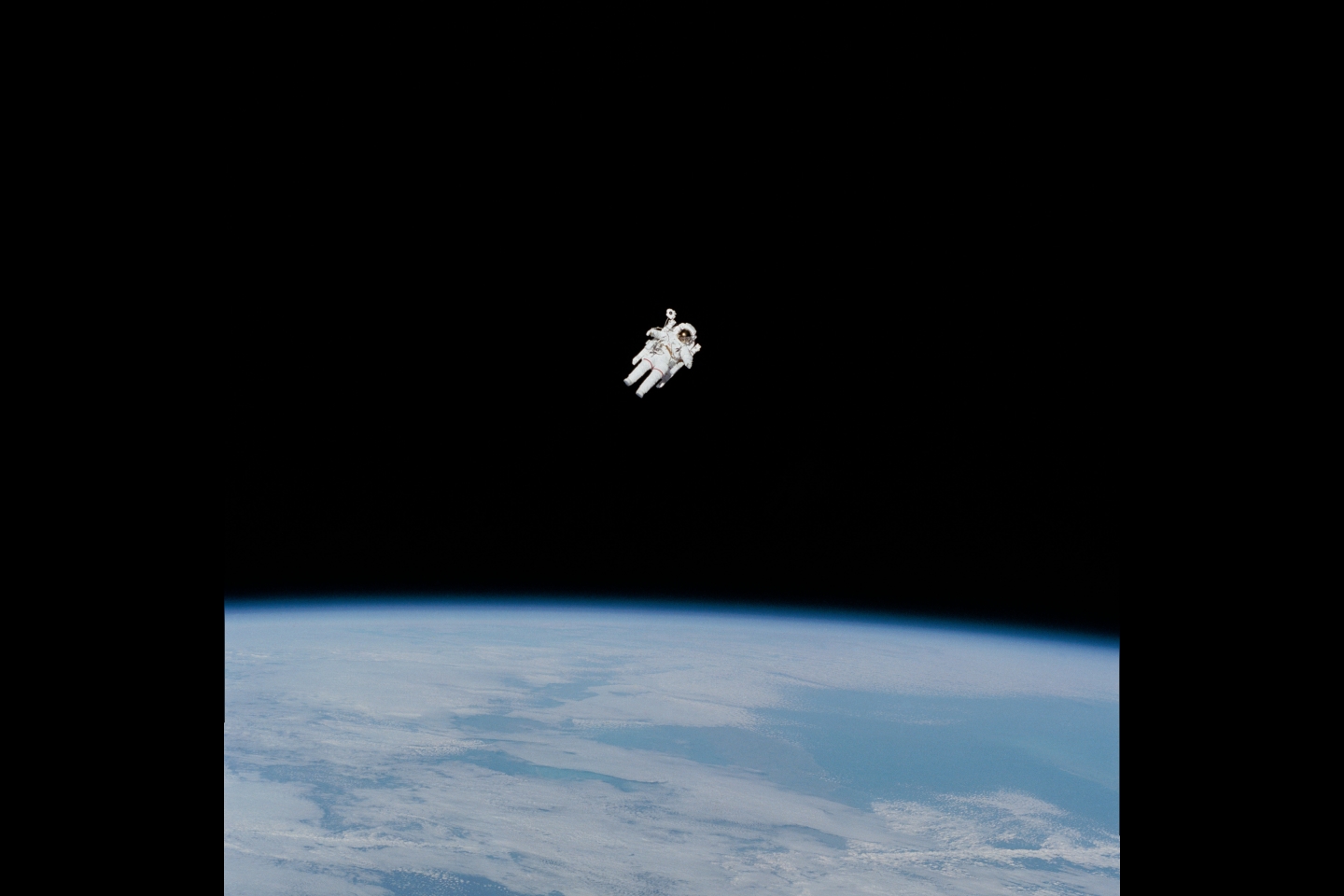 В течение 50 лет НАСА занималой «подгонкой» всего для выхода в открытый космос.. В этой фотографии 1984 года, посвященной первому выходу в открытый космос, астронавт НАСА Брюс Маккандлесс находится в центре первого «полевого» испытания реактивного рюкзака с азотом под названием «Manned Maneuvering Unit» (MMU).