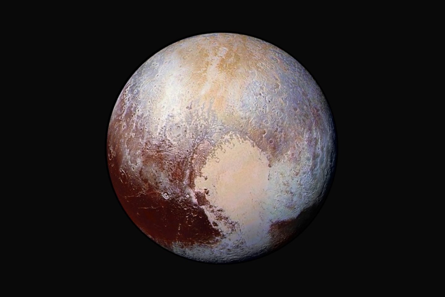 Четыре изображения из дальномерного разведывательного устройства New Horizons (LORRI) были объединены с данными о цвете с помощью инструмента Ralph, чтобы создать этот улучшенный глобальный вид цвета Плутона.