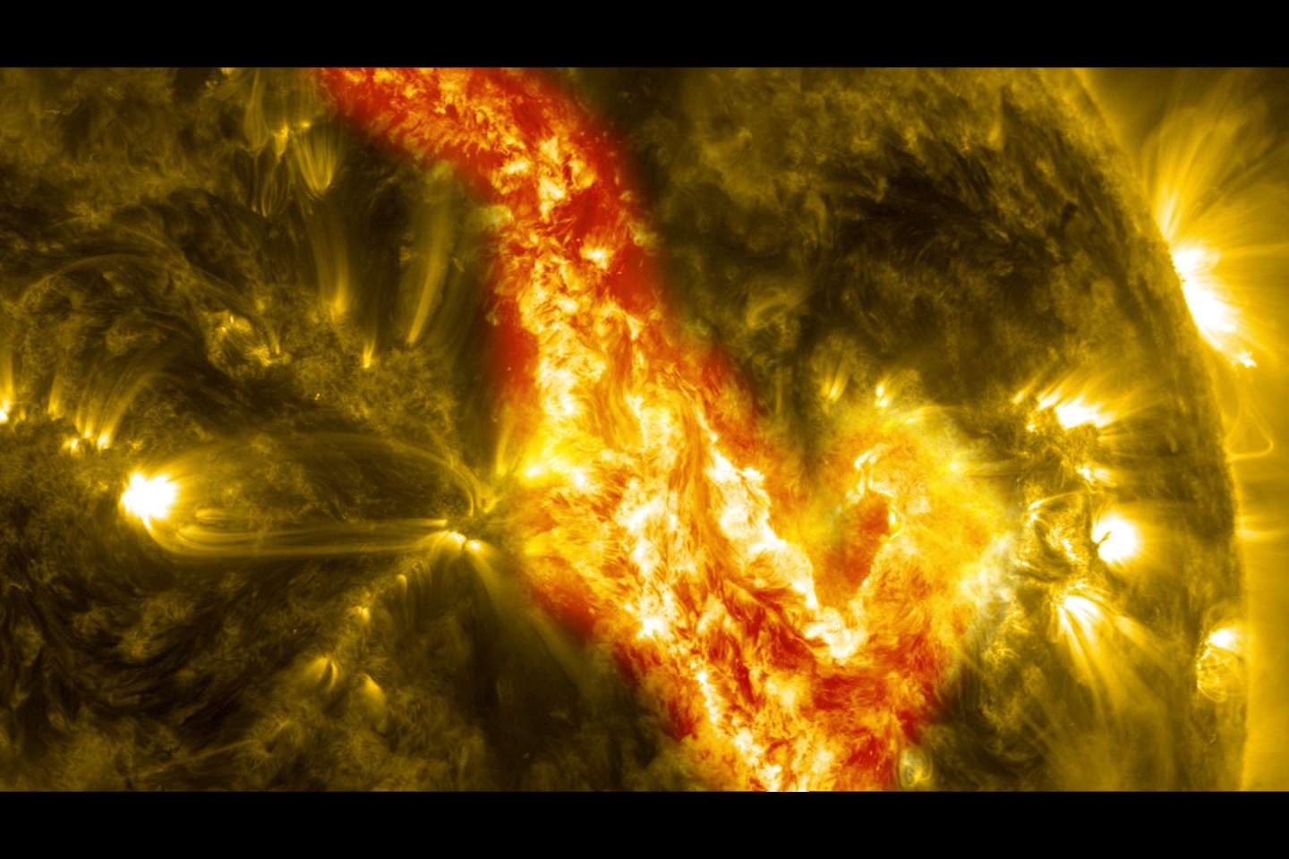 Изображение из Обсерватории Солнечной Динамики НАСА (SDO) показывает солнечную нить 200 000 миль длиной, пробивающуюся через корону Солнца в сентябре 2013 года.