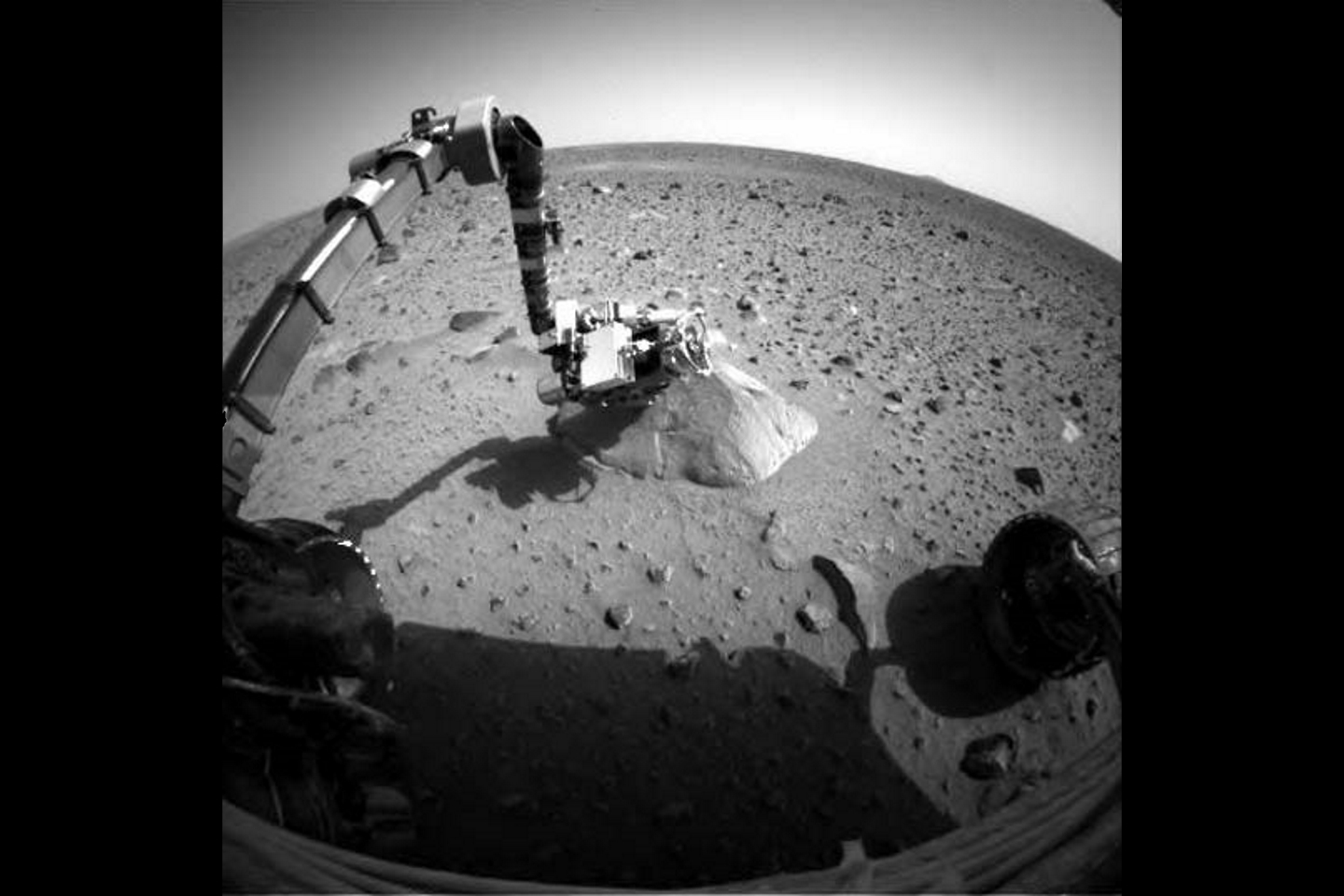 Марсоход Nasa, Mars Rover Spirit, снял первое фото. На нем мы видим роботизированную руку, протянутую к скале под названием Адирондак.