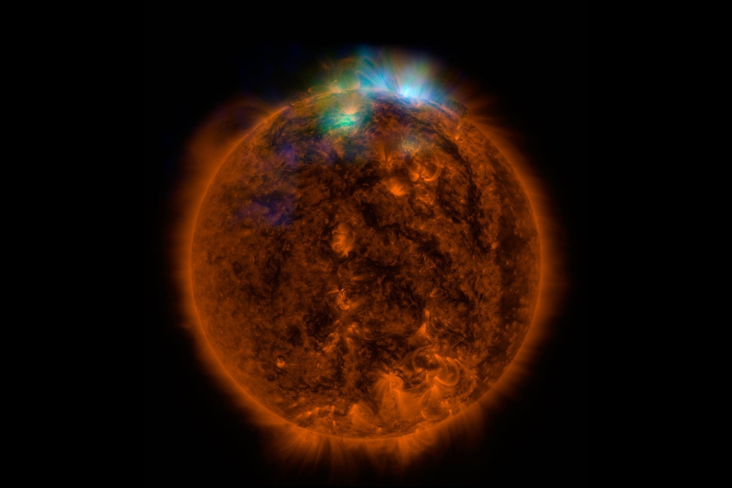 Рентгеновский поток от солнца на этом изображении, показывающий наблюдения с помощью Ядерного спектроскопического телескопа NASA или NuSTAR, наложенного на изображение, сделанное Обсерваторией солнечной динамики NASA (SDO).