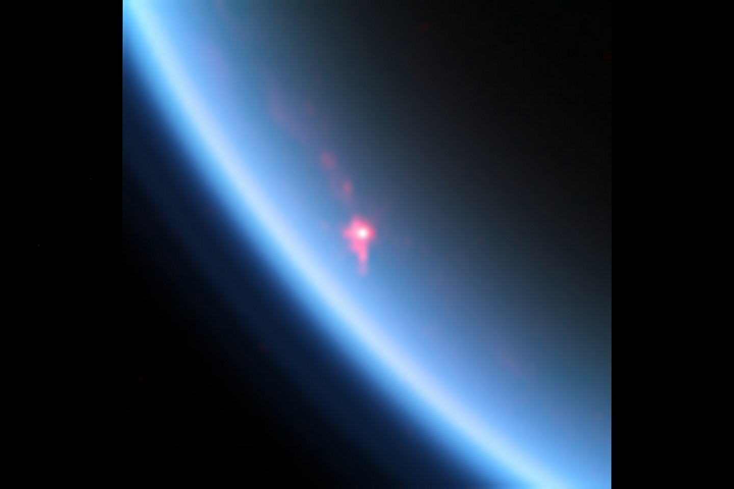 Это ближе к инфракрасному, цветное изображение показывает зеркальное отражение или сгусток от углеводородного озера Kivu Lacus на спутнике Сатурна Титан. Kivu Lacus - относительно небольшое озеро для Титана - около 48,2 миль (77,5 км) в ширину - очень близко к северному полюсу спутника.