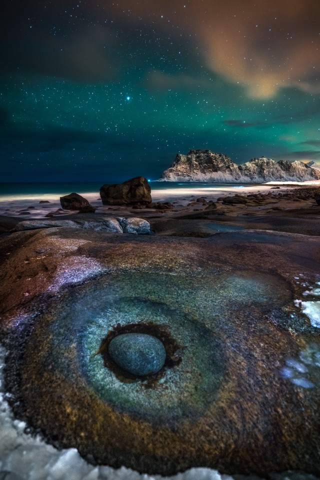 «Норвежский пляж под волшебным северным сиянием». Фото: Ivan Pedretti 