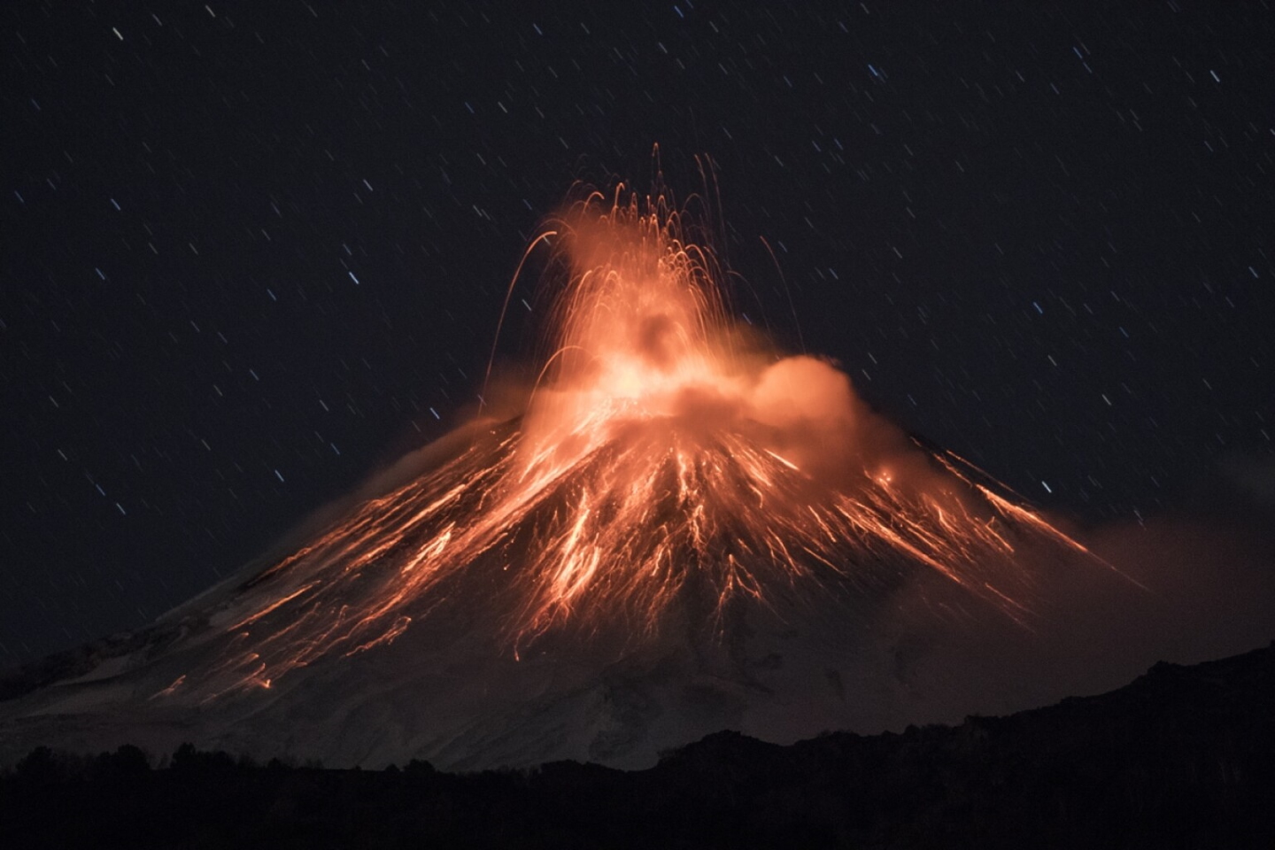 «Огненное шоу на снежном вулкане». Замечательное произведение искусства в категории "Красота природы". Вулкан Этна. Фото: © Dario Lo Scavo