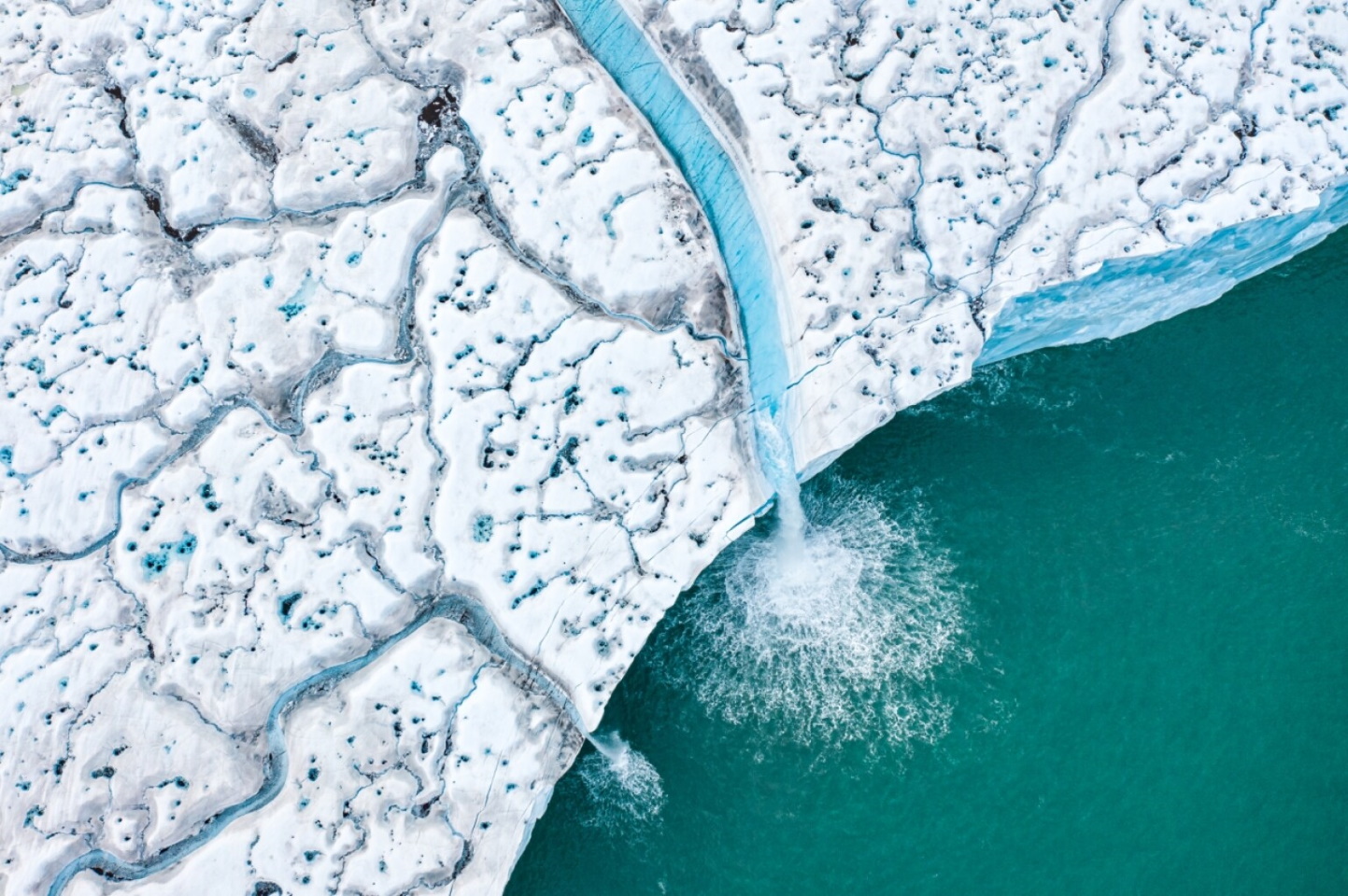 «Таяние ледяных шапок». Замечательное произведение искусства в категории "Красота природы". Летом 2020 года на архипелаге Шпицберген была зафиксирована самая высокая температура с момента начала метеорологических наблюдений. Фото: © Florian Ledoux