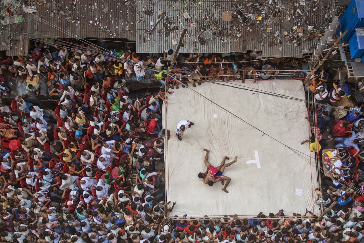 «Уличные бои». Победитель в категории "Спорт в действии". Местные борцы сражаются в поединке на рынке Раджа Катра в Индии. Фото: © Anupam Roy Chowdhury