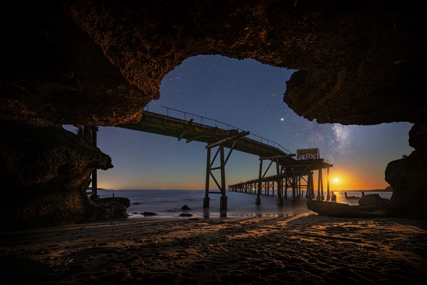 Финалист в категории Астро-фото: "Восход луны в заливе Кэтрин Хилл в Новом Южном Уэльсе, в Австралии". Фото: Tony Law