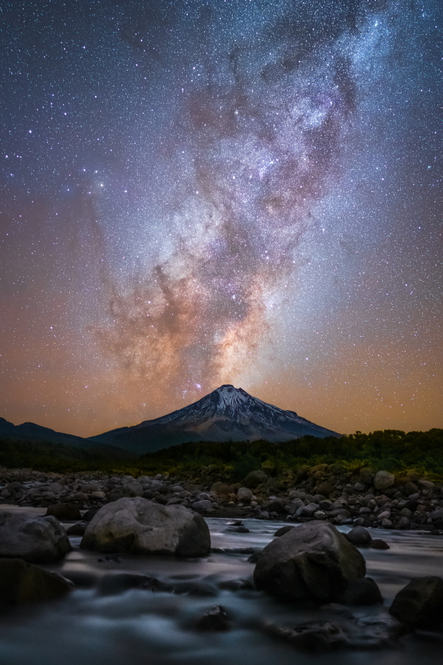 Финалист в категории Астро-фото: "Извержение вулкана Таранаки в Новой Зеландии". Млечный путь поднимается позади горы Таранаки в морозный майский вечер. Фото: Laurie Winter