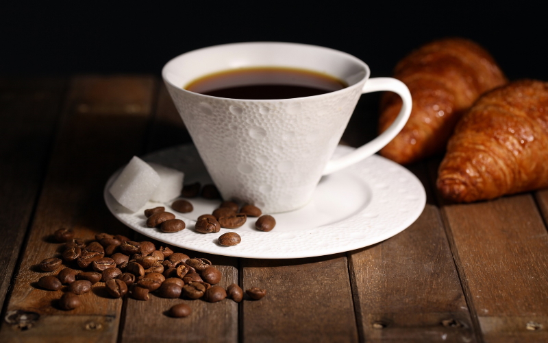 Новое исследование показало, что крепкий кофе сразу после пробуждения после нарушенного ночного сна может ухудшить реакцию организма на глюкозу.