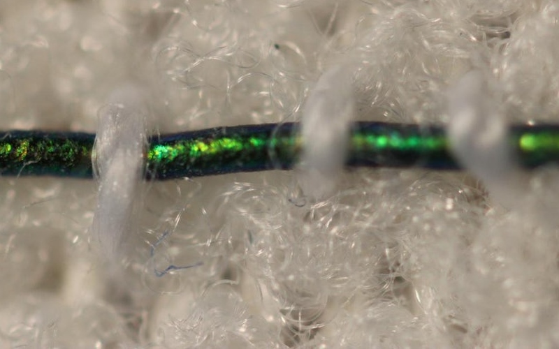 Инженеры MIT разработали фотонные волокна чувствительные к давлению, которые вплетены в обычные компрессионные повязки.