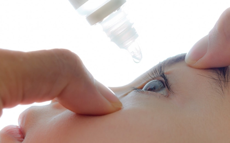 Согласно некоторым исследованиям, менее пяти процентов лекарств в глазных каплях поглощаются глазом.