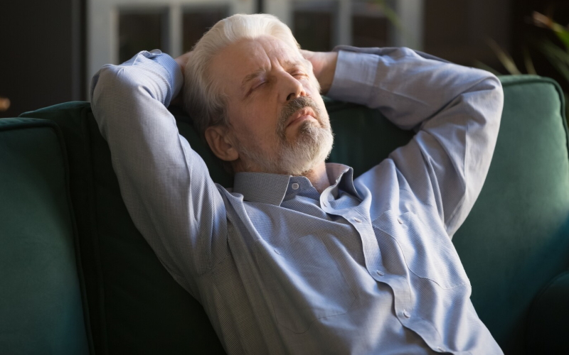 Засыпание в дневное время более чем на час в день связано с повышением риска развития болезни Альцгеймера на 40%.