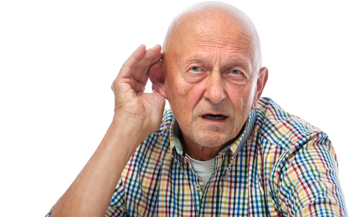 Эксперты расходятся во мнениях относительно того, может ли лечение нарушения слуха в среднем возрасте снизить риск деменции в более старшем возрасте.