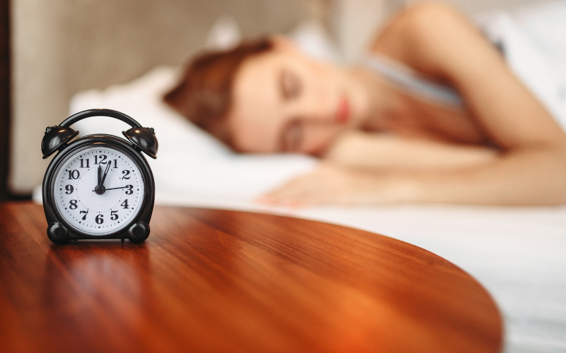 Новое исследование показало, что увеличение продолжительности сна может помочь снизить потребление калорий у людей с ожирением.