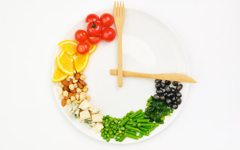 Результаты исследований показывают, что меньшее количество приемов пищи и более редкие приемы пищи более важны для похудения, чем время приема пищи.