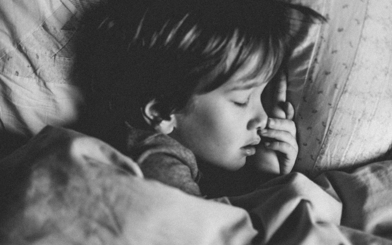Дети, которым не хватает сна, могут испытывать пагубные последствия для мозга и когнитивного развития, которые сохраняются с течением времени.
