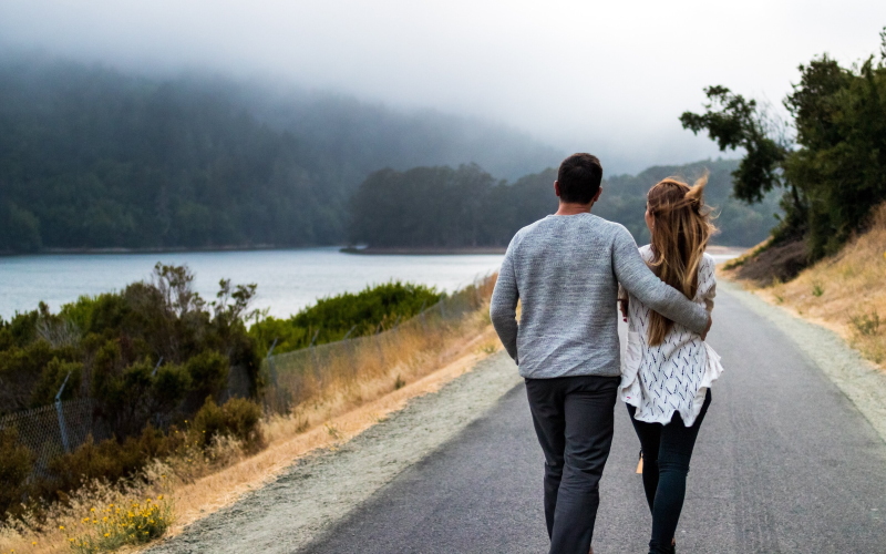Изменения скорости походки при совместной прогулке романтических партнеров изучено учеными.