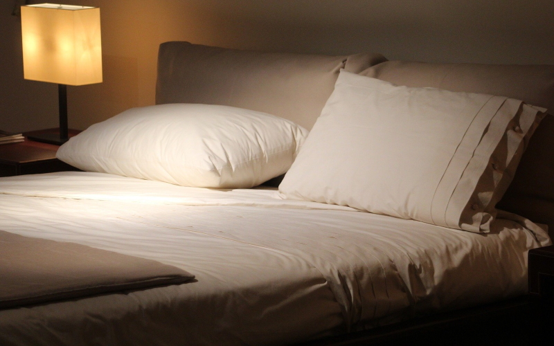 Было обнаружено, что всего одна ночь сна в комнате с умеренным освещением увеличивает частоту сердечных сокращений и резистентность к инсулину.