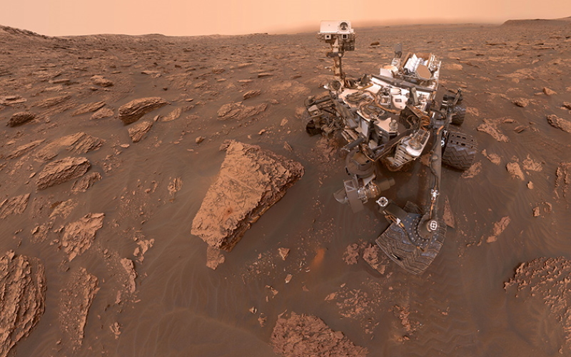 Экспериментаторы: К сожалению, для производства некоторых минералов на Марсе не требуется кислород. На фото: пыльное селфи Curiosity.