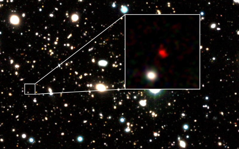 Недавно обнаруженная далекая галактика HD1 выделена в увеличенном окне.