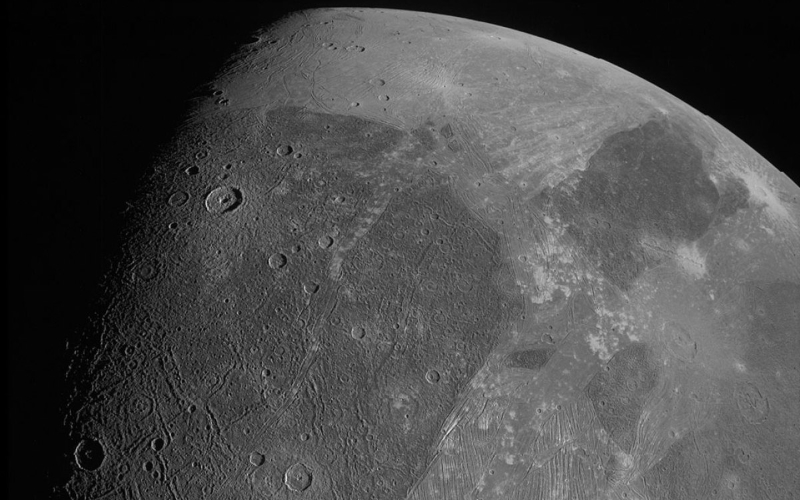 Завораживающая фотография Ганимеда, самой большой луны в солнечной системе, сделанная космическим аппаратом «Юнона».